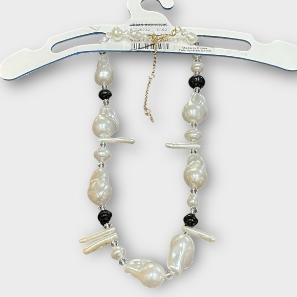 Urban Outfitters White Pearly Necklace - Picture 3 of 4